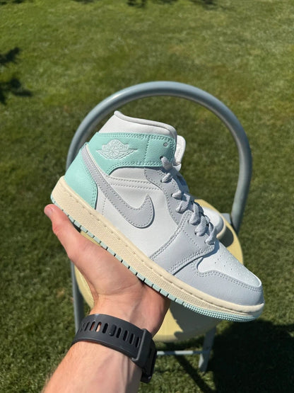 Jordan 1 mid "Igloo"