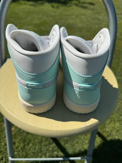 Jordan 1 mid "Igloo"