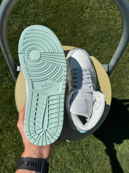 Jordan 1 mid "Igloo"
