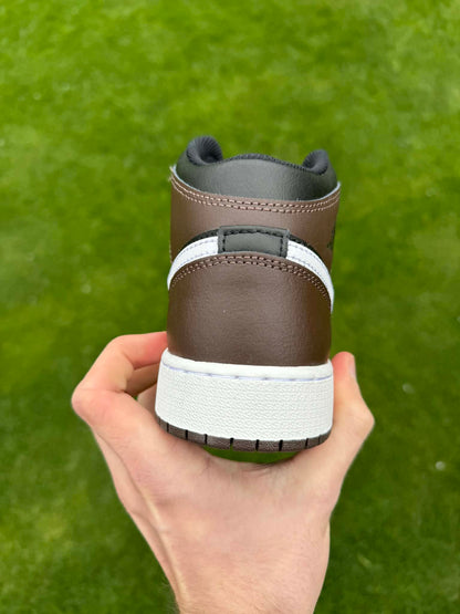 Jordan 1 mid "Baroque Brown"